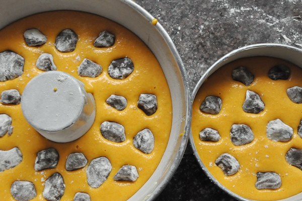 Brigadeiros são colocados junto à massa para assar (Foto: Reprodução)